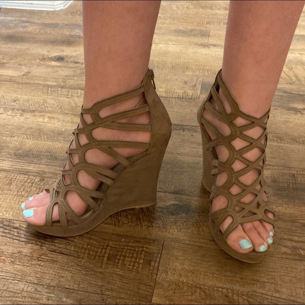 Bonnibel Taupe Cut Out High Wedge Platform Sandals 7 1/2